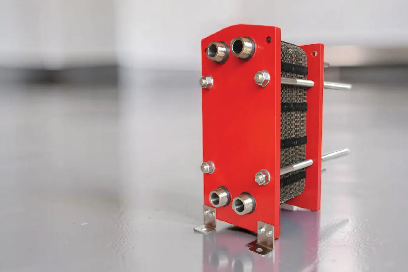 Разборный пластинчатый теплообменник с красными плитами и четырьмя патрубками